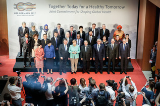 Gruppenfoto mit der Kanzlerin beim G20-Gesundheitsministertreffen.
