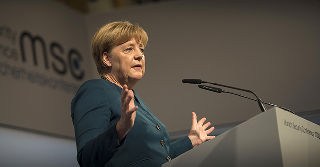 Bundeskanzlerin Angela Merkel spricht auf der Münchener Sicherheitskonferenz.