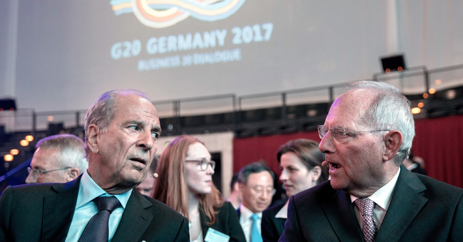 Bundesfinanzminister Wolfgang Schäuble und Gastgeber Jürgen Heraeus unterhalten sich beim 'Business20-Dialogforum in Berlin.