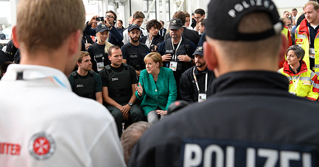 Bundeskanzlerin Angela Merkel im Gespräch mit Sicherheitskräften des G20-Gipfels.