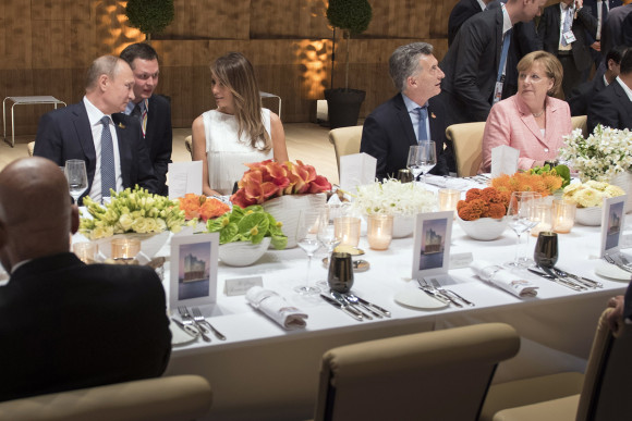 Wladimir Putin, Präsident Russlands, Melania Trump, Ehefrau des US-Präsidenten, Mauricio Macri, Präsident Argentiniens und Bundeskanzlerin Angela Merkel beim Abendessen in der Elbphilharmonie.