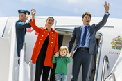 Der kanadische Premierminister Justin Trudeau, seine Frau Sophie und sein Sohn Hadrien bei der Ankunft am Hamburger Flughafen. 