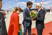 Frank Horch, Senator für Wirtschaft, begrüßt den kanadischen Premierminister Justin Trudeau, seine Frau Sophie und Sohn Hadrien am Hamburger Flughafen. 