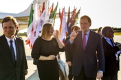 Katharina Fegebank, Zweite Bürgermeisterin von Hamburg, begrüßt den spanischen Ministerpräsidenten Mariano Rajoy Brey am Hamburger Flughafen. 
