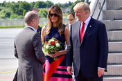 Olaf Scholz, Erster Bürgermeister von Hamburg, begrüßt den US-amerikanischen Präsidenten Donald Trump und seine Frau Melania am Hamburger Flughafen.
