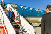 Der vietnamesische Premierminister und APEC-Vorsitzende Nguyễn Xuân Phúc und seine Frau Tran Nguyet Thu bei der Ankunft am Hamburger Flughafen.