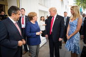 Bundeskanzlerin Angela Merkel begrüßt Donald Trump, Präsident der Vereinigten Staaten von Amerika und seine Tochter Ivanka. Links: Bundesaußenminister Sigmar Gabriel.