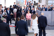 Bundeskanzlerin Angela Merkel und Ehemann Joachim Sauer erwarten die G20-Teilnehmer (hier US-Präsident Donald Trump mit seiner Frau Melania) vor der Elbphilharmonie zum Abendprogramm.