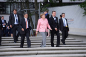 Bundeskanzlerin Angela Merkel und ihr Mann Joachim Sauer treffen zum Abendprogramm an der Elbphilharmonie ein.
