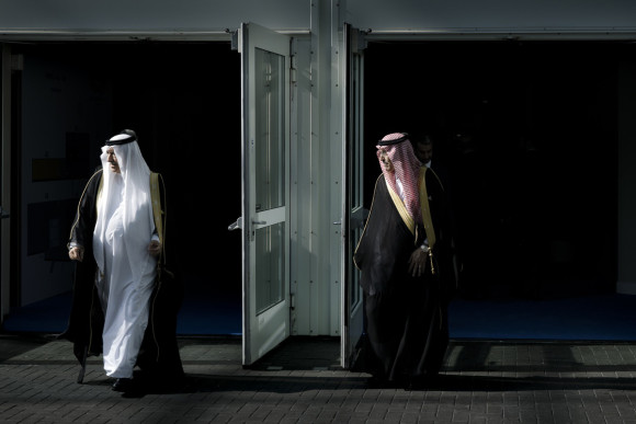 Ibrahim bin Abdulaziz Al-Assaf, Staatsminister des Königreiches Saudi-Arabien (l.), und ein Delegationsteilnehmer während des G20-Gipfels in den Hamburger Messehallen.