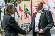 Joachim Sauer, Ehemann der deutschen Bundeskanzlerin, begrüßt Sindre Finnes, Ehemann der norwegischen Ministerpräsidentin Erna Solberg im Rahmen des Partnerprogrammes zum G20-Gipfel.