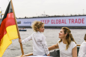 Sophie Grégoire Trudeau, Ehefrau des kanadischen Premierministers, mit ihrem Sohn Hadrien während einer Hafenrundfahrt im Rahmen des Partnerprogrammes zum G20-Gipfel.