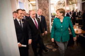 Bundeskanzlerin Angela Merkel mit Frankreichs Präsident Emmanuel Macron (l.) und Russlands Präsident Wladimir Putin nach einem trilateralen Frühstück im Hotel Atlantic.