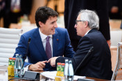 EU-Kommissionspräsident Jean-Claude Juncker und Kanadas Premier Justin Trudeau vor Beginn der dritten Arbeitssitzung zum Thema Partnerschaft mit Afrika, Migration und Gesundheit. 
