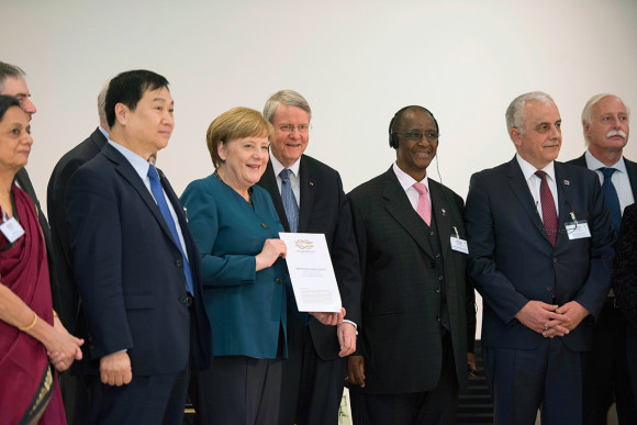 Bundeskanzlerin Angela Merkel (3.v.l.) erhält von Wissenschaftlerinnen und Wissenschaftler der G20-Staaten ein Kommuniqué zur Verbesserung der Gesundheitsversorgung  während des G20-Dialogforums 'Wissenschaft Science 20' in der  Leopoldina in Halle.