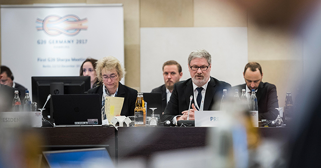 Lars-Hendrik Röller, wirtschaftspolitischer Berater der Bundeskanzlerin, leitet das erste G20-Sherpatreffen im Konferenzraum des Hilton Hotels.