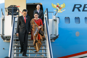 The President of the Republic of Indonesia, Joko Widodo, and his wife Iriana arrive at Hamburg Airport. 