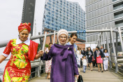 Tobeka Madiba, wife of the South African President, and Emine Erdoğan, wife of the Turkish President, on their way to a tour of the harbour.