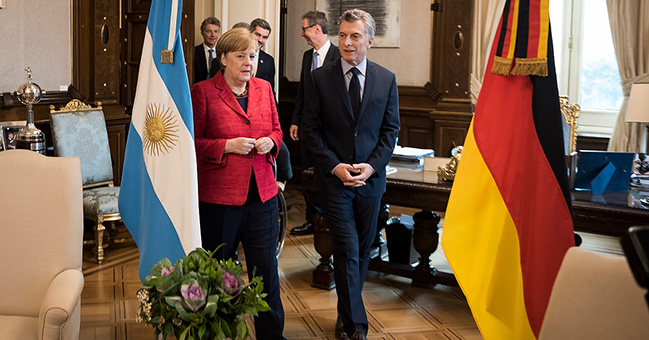 The Argentinian President Mauricio Macri greets Chancellor Angela Merkel.
