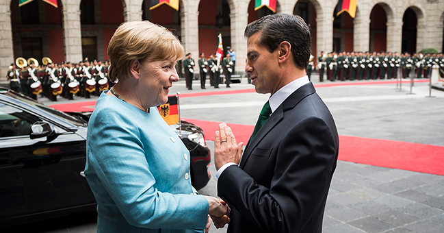 Federal Chancellor Angela Merkel is welcomed by Enrique Peña Nieto, President of Mexico.