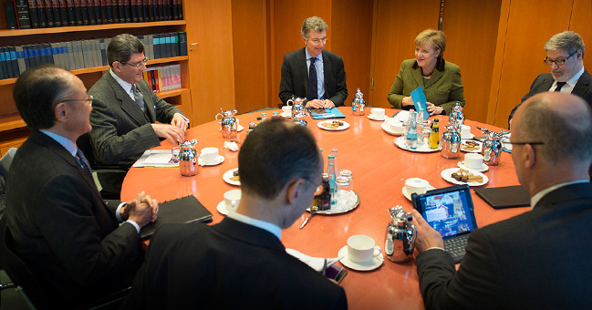 Bundeskanzlerin Angela Merkel im Gespräch mit Weltbank-Präsident Jim Yong Kim.