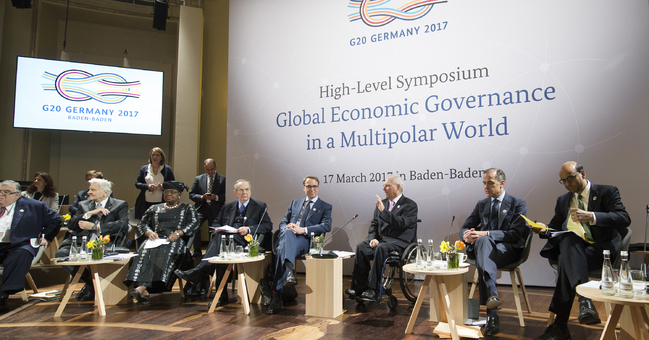 Bundesfinanzminister Schäuble  und der Präsident der Deutschen Bundesbank, Jens Weidmann, unterhalten sich auf dem G 20 High-Level Symposium im Kurhaus in Baden-Baden. 