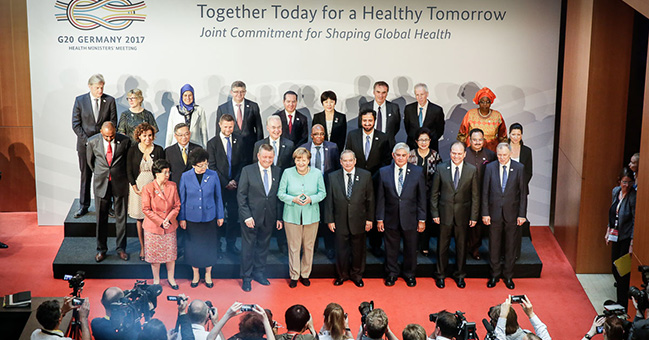 Gruppenfoto mit der Kanzlerin beim G20-Gesundheitsministertreffen.