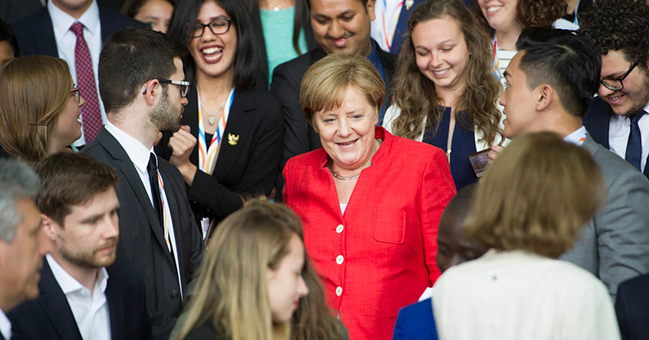 Bundeskanzlerin Angela Merkel beim Treffen mit Jugendlichen aus G20-Staaten.