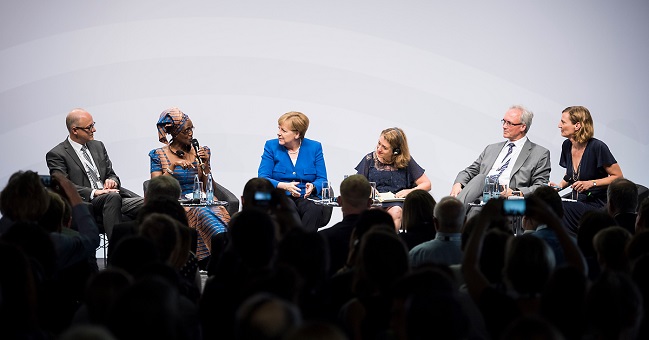 Bundeskanzlerin Merkel im Kreis der Diskutierenden.