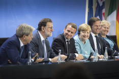 Pressekonferenz mit Italiens Ministerpräsident Gentiloni (v.l.), Spaniens Regierungspräsident Rajoy, Frankreichs Präsident Macron, Bundeskanzlerin Merkel, dem Ministerpräsidenten der Niederlande, Rutte, und Norwegens Ministerpräsidentin Solberg. 