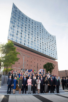 Familienfoto der G20-Teilnehmer und ihrer Partner vor der Elbphilharmonie. 