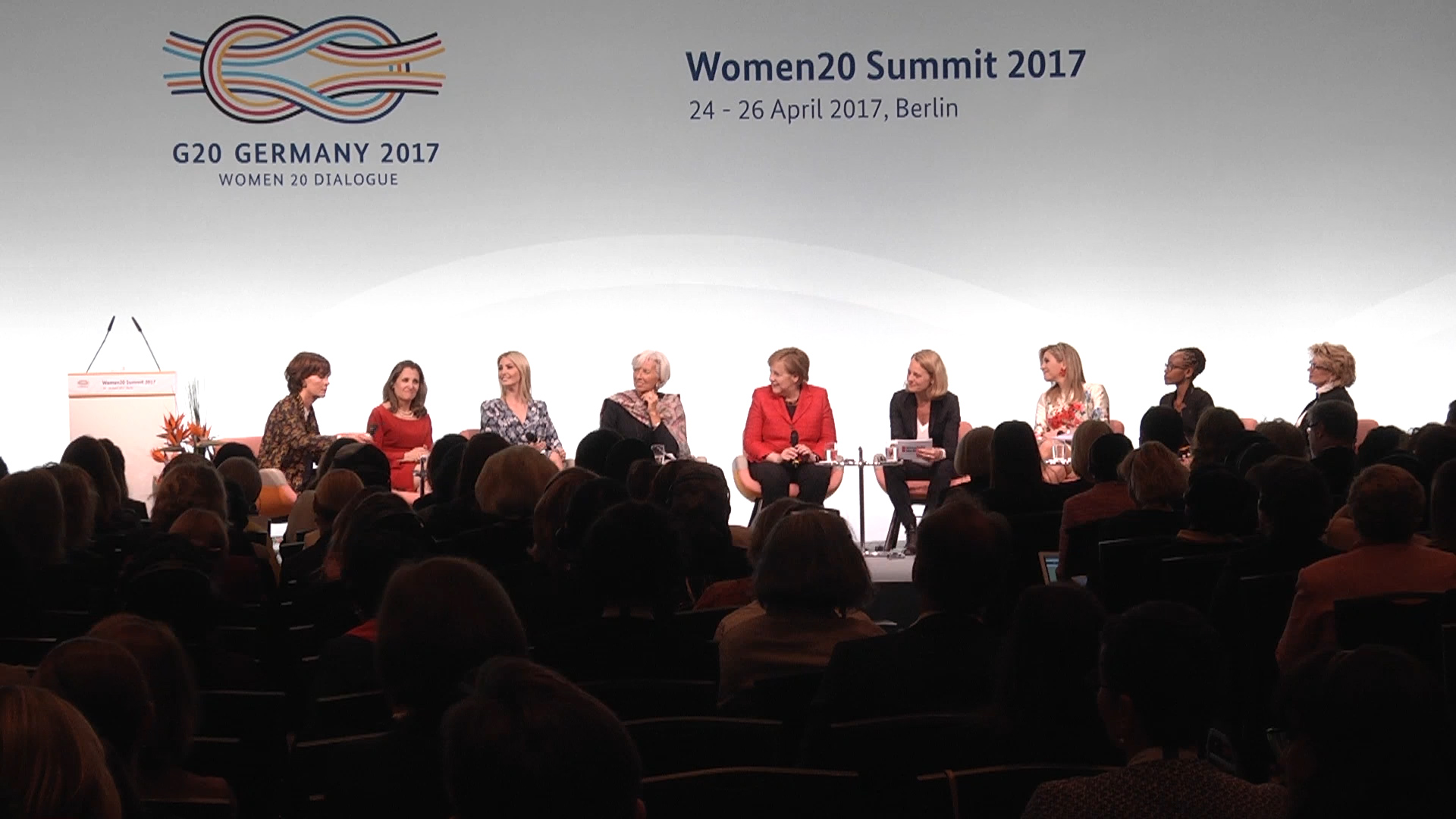 Die Kanzlerin bei der Podiumsdiskussion "Inspiring women: Scaling up women's entrepreneurship" auf dem W20-Dialogforum in Berlin