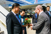 Olaf Scholz, Erster Bürgermeister von Hamburg, begrüßt den chinesischen Präsidenten Xi Jinping und seine Frau Peng Liyuan am Hamburger Flughafen. 