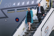 Ankunft der britischen Premierministerin Theresa May und ihres Mannes Philip am Hamburger Flughafen. 