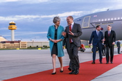 Olaf Scholz, Erster Bürgermeister von Hamburg, begrüßt die britische Premierministerin Theresa May  am Hamburger Flughafen.