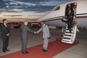 Olaf Scholz, Erster Bürgermeister von Hamburg, begrüßt den guineischen Präsidenten und AU-Vorsitzenden Alpha Condé am Hamburger Flughafen. 