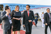 Katharina Fegebank, Zweite Bürgermeisterin von Hamburg, begrüßt den indonesischen Präsidenten Joko Widodo am Hamburger Flughafen. 
