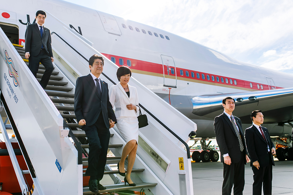 Ankunft des japanischen Ministerpräsidenten Shinzō Abe und seine Frau Akie am Hamburger Flughafen. 