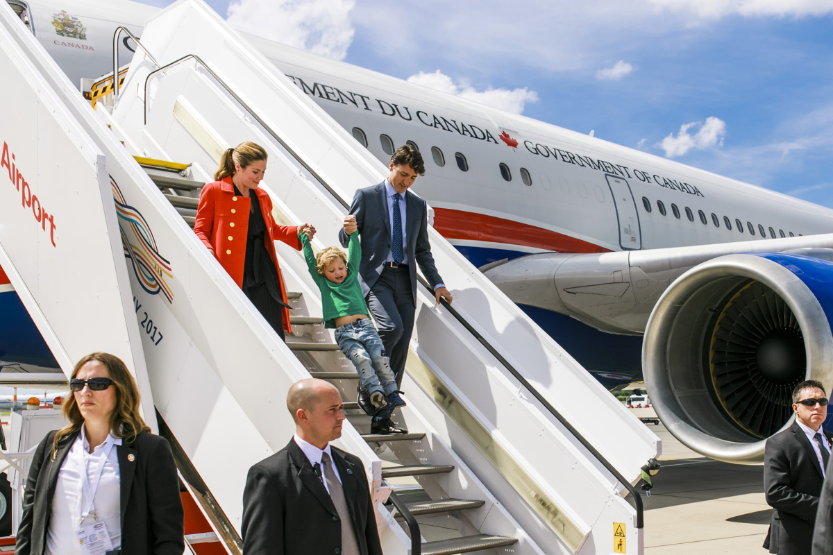 Der kanadische Premierminister Justin Trudeau, seine Frau Sophie und sein Sohn Hadrien bei der Ankunft am Hamburger Flughafen. 