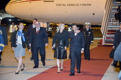 Der mexikanische Präsident Enrique Peña Nieto und seine Frau Angélica Rivera de Peña bei der Ankunft am Hamburger Flughafen. 