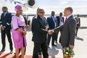 Olaf Scholz, Erster Bürgermeister von Hamburg, begrüßt den südafrikanischen Präsidenten Jacob Zuma und seine Frau Tobeka Madiba am Hamburger Flughafen.