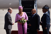 Olaf Scholz, Erster Bürgermeister von Hamburg, begrüßt den südafrikanischen Präsidenten Jacob Zuma und seine Frau Tobeka Madiba am Hamburger Flughafen.