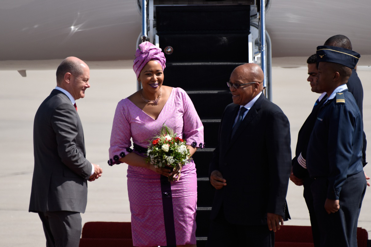 Olaf Scholz, Erster Bürgermeister von Hamburg, begrüßt den südafrikanischen Präsidenten Jacob Zuma und seine Frau Tobeka Madiba am Hamburger Flughafen.