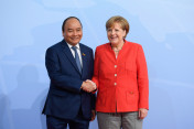 Bundeskanzlerin Angela Merkel begrüßt den vietnamesischen Premierminister und APEC-Vorsitzenden Nguyễn Xuân Phúc zum G20-Gipfel in Hamburg. 