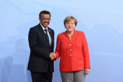 Bundeskanzlerin Angela Merkel begrüßt den WHO-Generaldirektor Tedros Adhanom Ghebreyesus zum G20-Gipfel in Hamburg. 