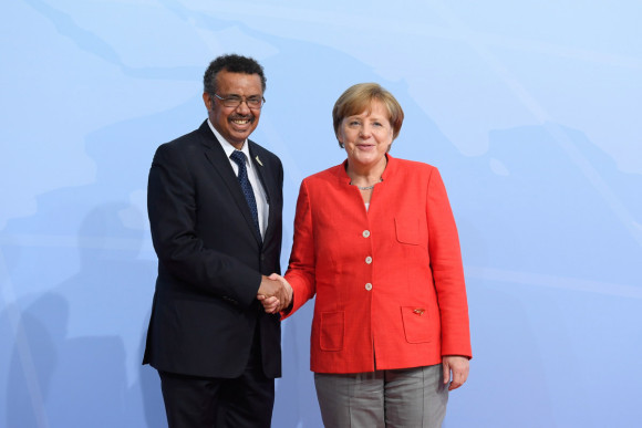 Bundeskanzlerin Angela Merkel begrüßt den WHO-Generaldirektor Tedros Adhanom Ghebreyesus zum G20-Gipfel in Hamburg. 