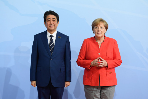 Bundeskanzlerin Angela Merkel begrüßt den japanischen Ministerpräsidenten Shinzō Abe vor Beginn zum G20-Gipfel in Hamburg. 