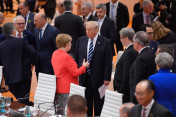 Bundeskanzlerin Angela Merkel im Gespräch mit Donald Trump, Präsident der Vereinigten Staaten von Amerika, vor Beginn der Auftaktsitzung des G20-Gipfels.