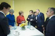 Bundeskanzlerin Angela Merkel im Gespräch mit Emmanuel Macron, Präsident Frankreichs, und weiteren Teilnehmern vor dem Retreat zum Thema "Terrorismusbekämpfung" im Rahmen des G20-Gipfels.