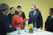 Bundeskanzlerin Angela Merkel im Gespräch mit Recep Tayyip Erdoğan, Präsident der Türkei und weiterer Teilnehmer vor dem Retreat zum Thema 'Terrorismusbekämpfung' im Rahmen des G20-Gipfels.